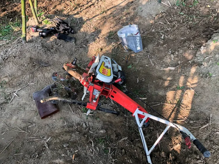 農用小型耕耘機刀片鬆土，險些成了凶器。消防局提供