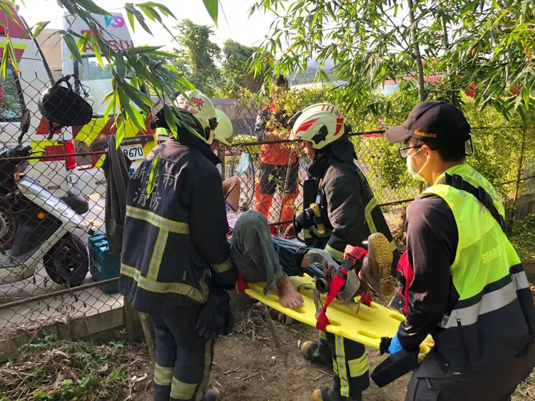 救護人員先幫患者初步包紮止血，並小心固定刀片與小腿，不拔除，避免讓患者二次傷害。消防局提供