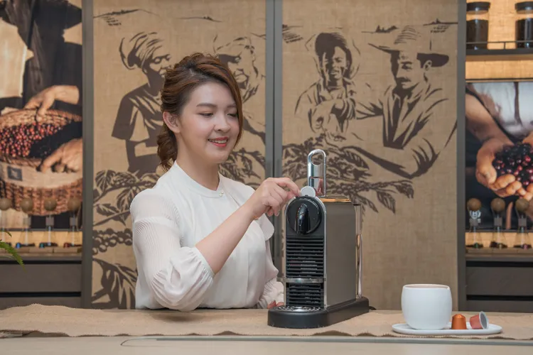 Nespresso首席咖啡品牌大使陳思嘉解釋「完美手沖咖啡」的必要條件，同時分享萃取手沖咖啡的小技巧。業者提供