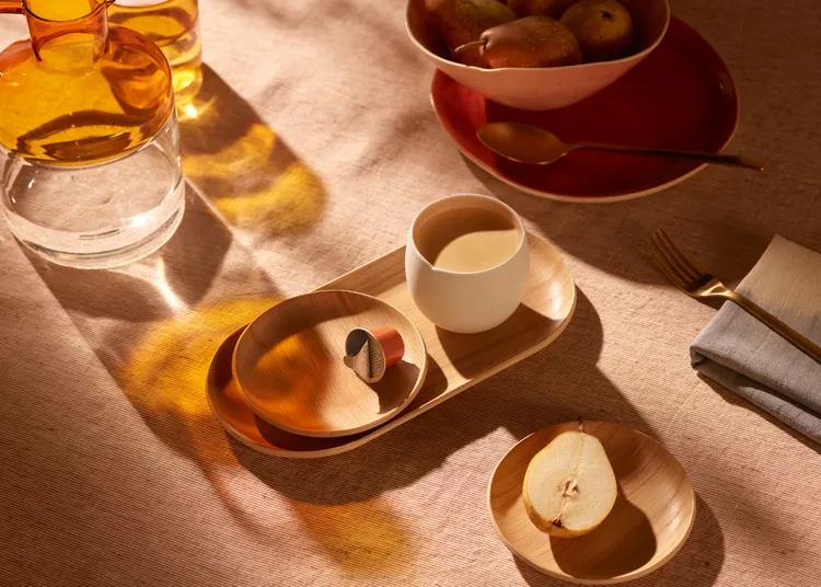 「手沖感咖啡-醇厚濃郁」以深度烘焙處理，帶有煙燻香氣、口感醇厚。業者提供