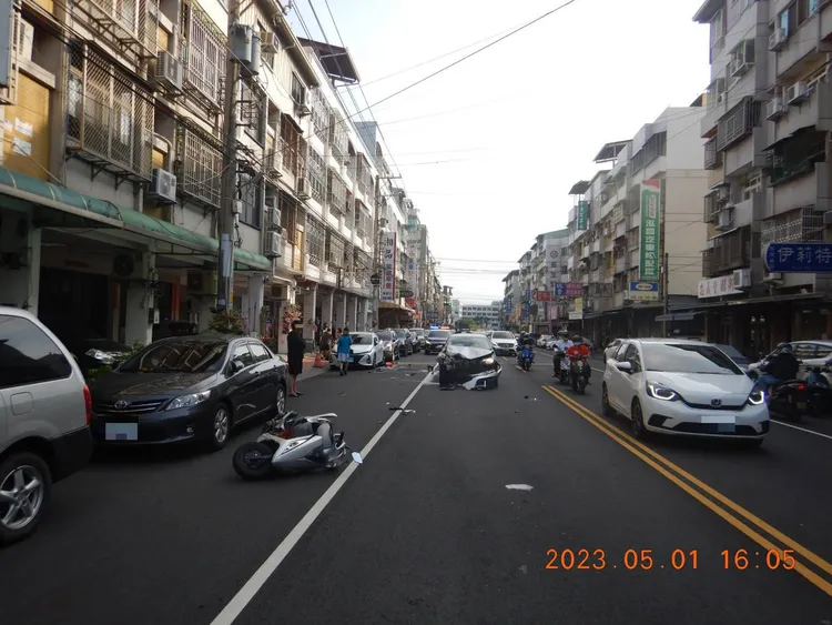 案發地點位於台中大里區益民路一段，女老師當時騎機車穿越馬路至對面。民眾提供