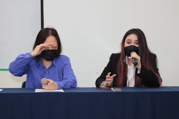 李伊妍（右）在媽媽也是經紀人陪同下現身。彭欣偉攝