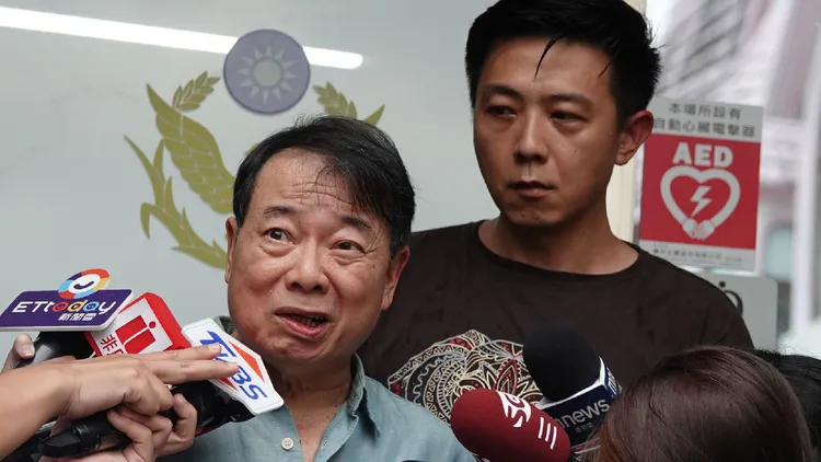 廖峻（左）日前在兒子廖錦德陪同下到大湖派出所報案。彭欣偉攝