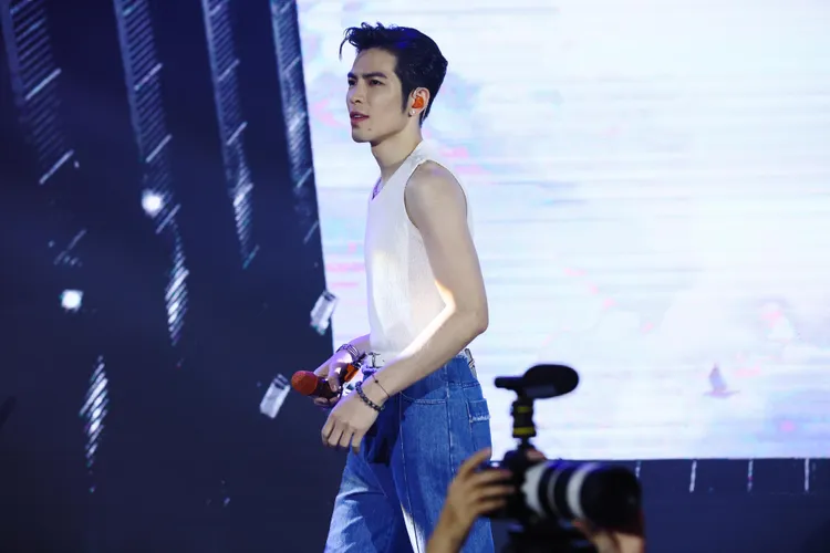 蕭敬騰在昨企業晚宴台上，直接向知名球星田壘約打球。華納音樂提供