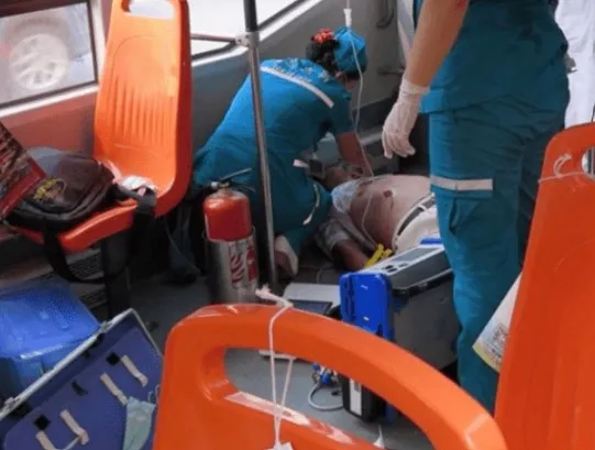 救護人員在公車上搶救老翁，仍不治身亡。翻攝微博/河南鄭州
