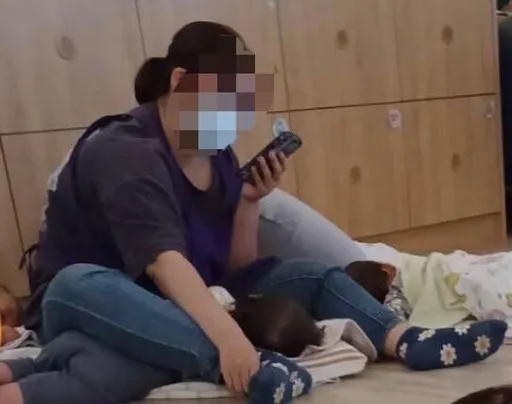 腿壓幼童爽滑手機、嬰孩殖器潰爛 教保員被資遣!社會局終止公托契約