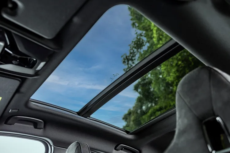 2024年式BMW 1系列針對BMW 118i Edition M、BMW 120i Edition M以及BMW M135i xDrive，全面升級全景式電動玻璃天窗。業者提供