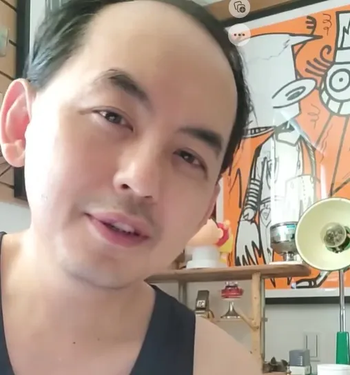 黃子佼未戴髮片「真面目」曝光！嘆「人生好難」。右翻攝黃子佼臉書