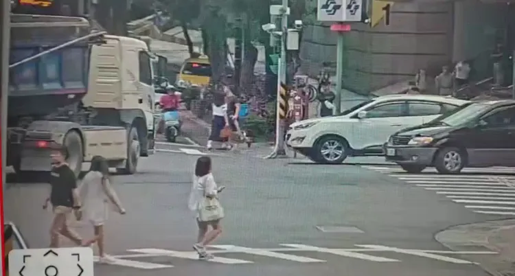 砂石車逆向衝單行道讓路人看傻。翻攝畫面