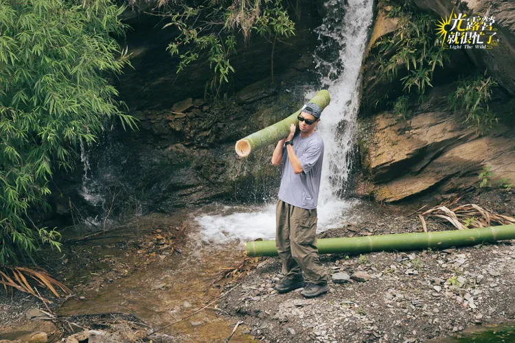 楊祐寧從溪邊搬竹子。TVBS提供