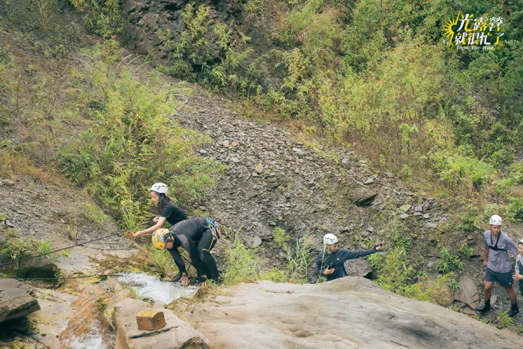 林心如解鎖溯溪任務。TVBS提供