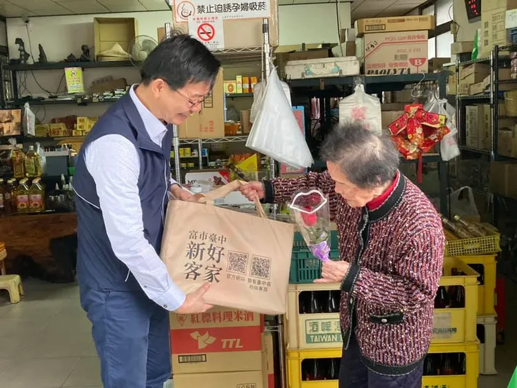 台中市客委會主委江俊龍，先前拜訪羅劉阿自女士。市府提供