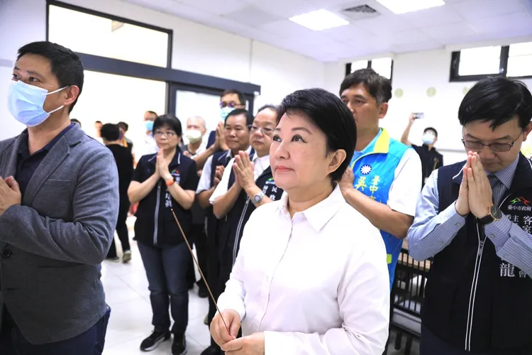 104歲的資深助產士羅劉阿自過世，盧秀燕前往上香悼念。市府提供