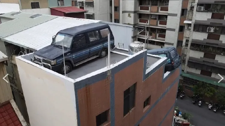 屋主表示因為原本停在巷弄內，卻常被檢舉，只好把車子吊上頂樓停放。取自記者新聞網