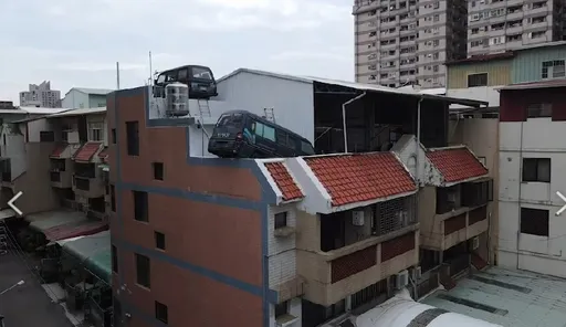 有錢就是任性？台中2輛車卡在屋頂上　屋主怒揭真相：我不爽