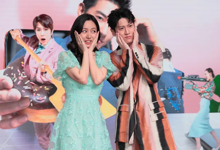 孫沁岳（右）與張菁菁裝可愛。彭欣偉攝