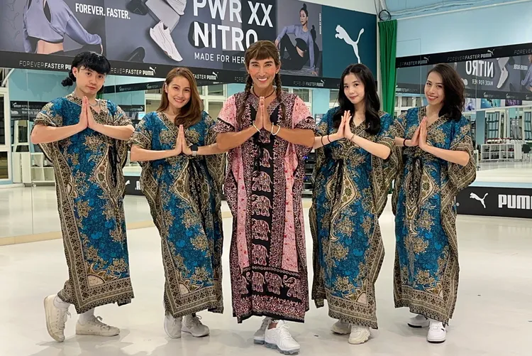 潘若迪（中）率領舞蹈老師一起大跳《水晶晶》。艾迪昇傳播提供