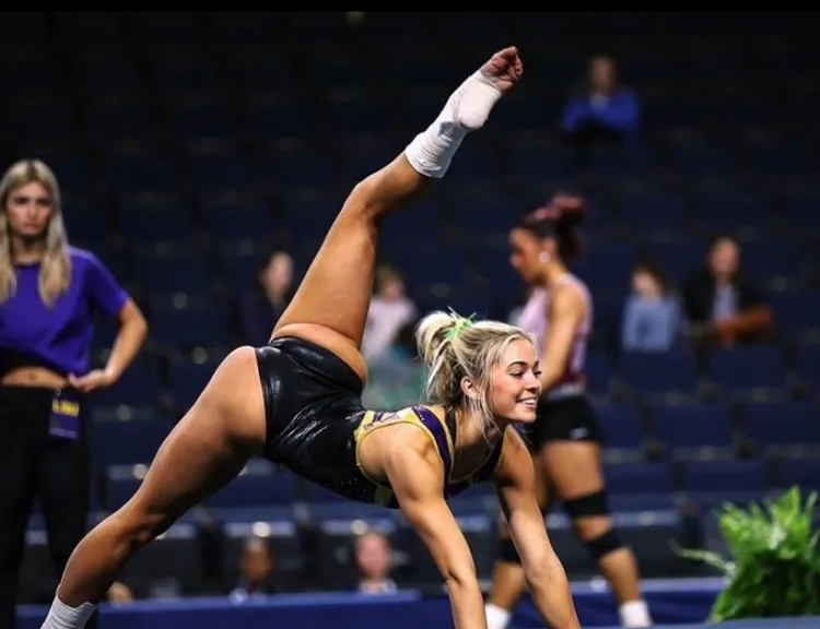 鄧恩是專業體操選手，能夠美美的做出各種高難度的體操動作。翻攝IG/ Olivia Dunne