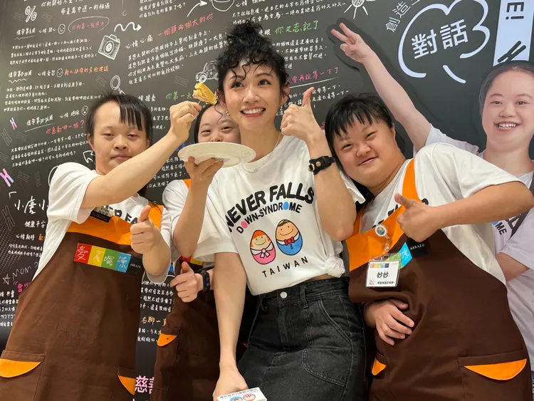 李千娜（中）開心和唐寶寶們一塊賣餅。趙大智攝