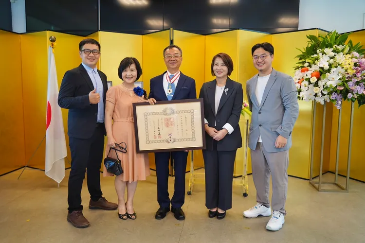 丁澈士教授家人。翻攝畫面