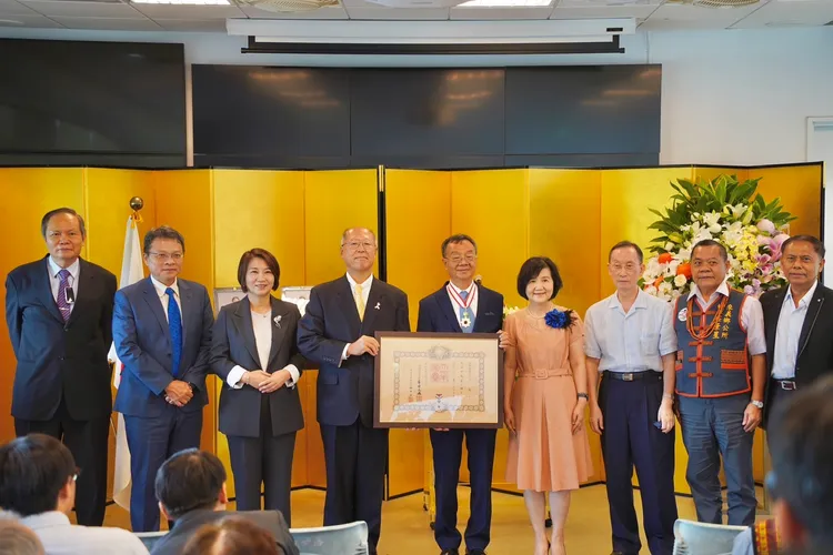 日本交流協會高雄事務所長奧正史代表日本政府贈勳丁澈士教授。翻攝畫面