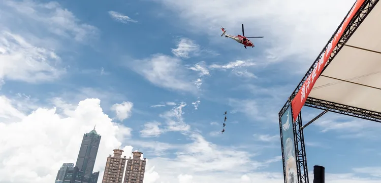 海空吊掛演習畫面。府提供