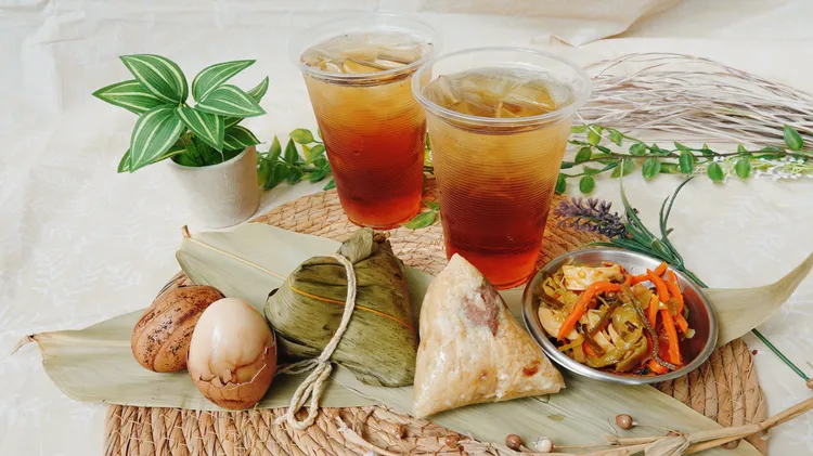 端午粽夏套餐，古早味粽子搭配特製茶葉蛋和小菜。頑皮世界提供