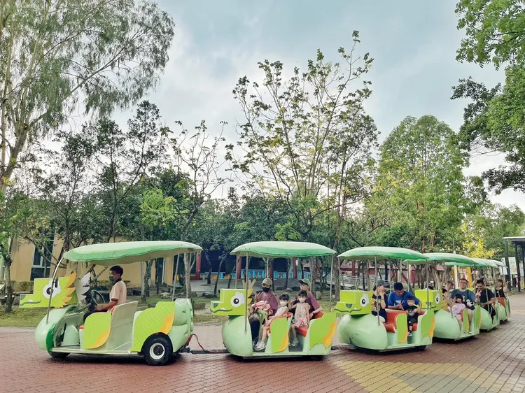 園區遊園車變身15米陸上龍舟。頑皮世界提供