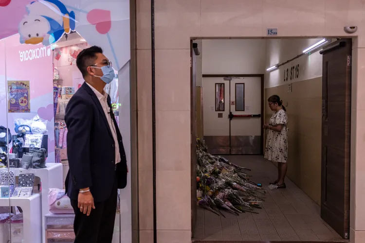 香港民眾3日到砍人現場的商場，為死者獻花致意。美聯社