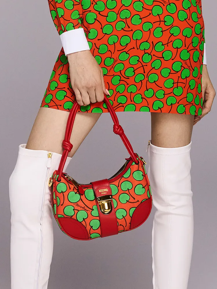 櫻桃印花帆布彎月包，4萬8800元。品牌提供