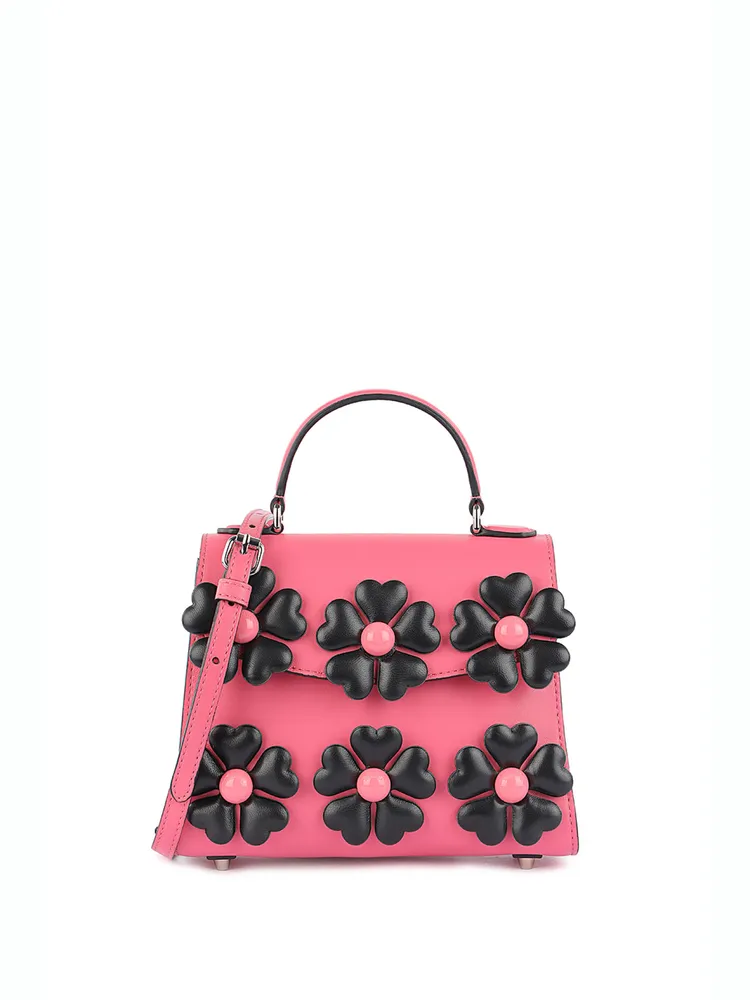愛心花瓣翻蓋手提包，5萬300元。品牌提供