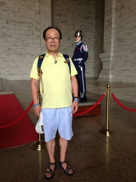 申久2013年曾來台錄《花漾爺爺》，與中正紀念堂的憲兵合影。翻攝tvN