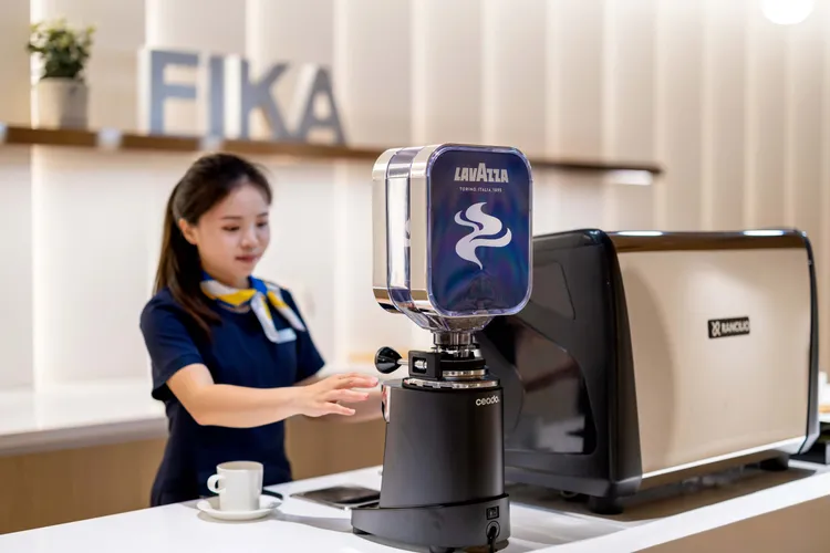 回廠的Volvo車主可在充滿居家舒適氛圍的木質溫潤氣氛中品嘗LAVAZZA咖啡。業者提供