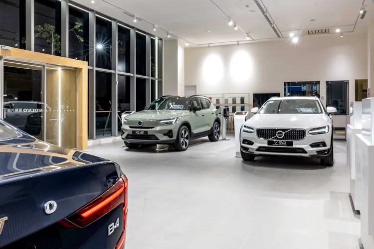 大面積落地窗帶來良好採光的挑高空間創造大器的新車暨車用配件展示區，可同時展示6部全新車款。業者提供