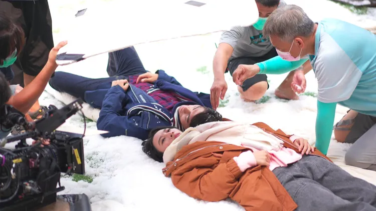 黃克義導演（右）與劇組用「高分子吸水樹脂」造雪。大愛提供