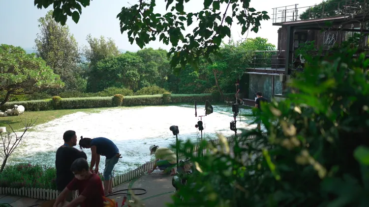 劇組在8月艷陽天營造雪景。大愛提供