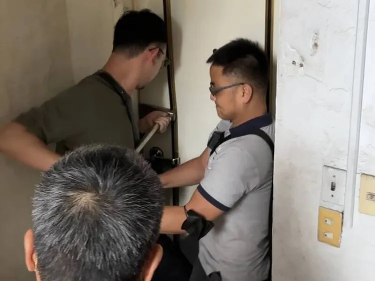 警方攻堅公寓，救出2女1男被害人。翻攝照片