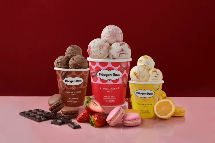 Häagen-Dazs x Pierre Hermé 聯名款馬卡龍冰淇淋，共推出草莓覆盆子馬卡龍、雙重巧克力甘納許馬卡龍，以及夏季限定的柚香檸檬馬卡龍。業者提供