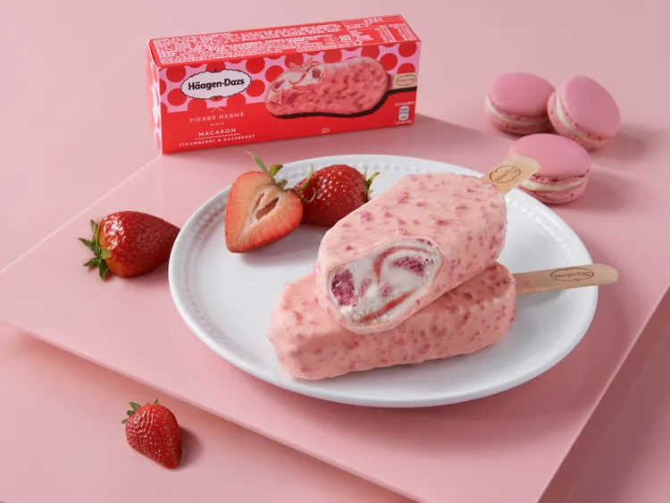 草莓覆盆子馬卡龍脆皮雪糕搭配酸甜覆盆子醬，拌入外酥內軟的迷你馬卡龍殼，裹上白巧克力口味脆皮，口感層次大爆發。業者提供