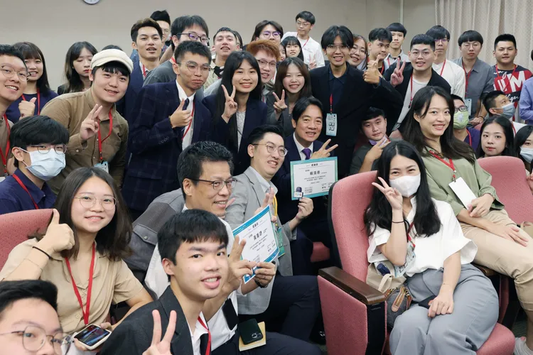 賴清德跟政治幕僚營學子合影。總統府提供