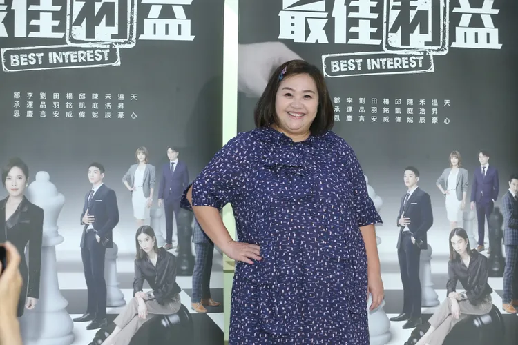 鍾欣凌今被問關於演戲搭檔許傑輝陷入性騷風波的事。黃盈容攝