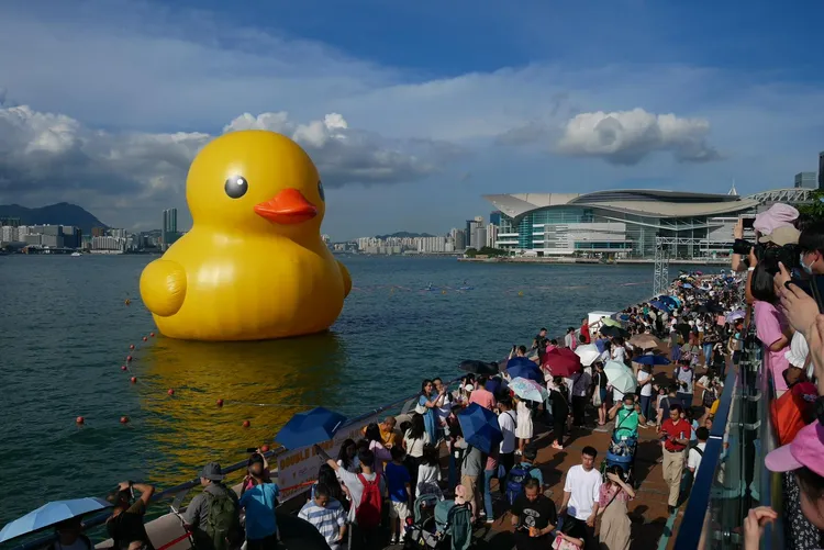 1隻小鴨洩氣、只剩1隻撐場，主辦單位趁機舉辦活動「單身鴨攝影比賽」。路透社