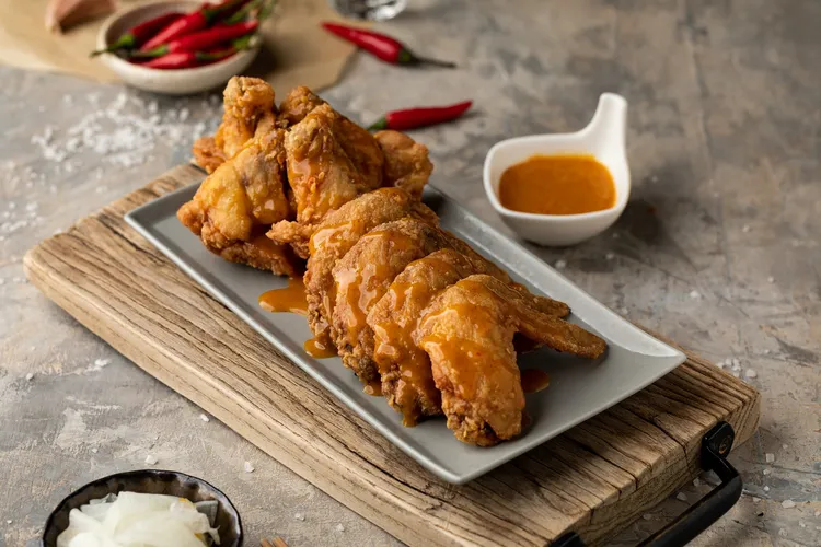 黃芥末與韓國辣椒醬依黃金比例融合後，再添加香甜蜂蜜製成細緻柔滑的肯瓊醬，澆淋在黃金脆皮炸雞上。涓豆腐提供