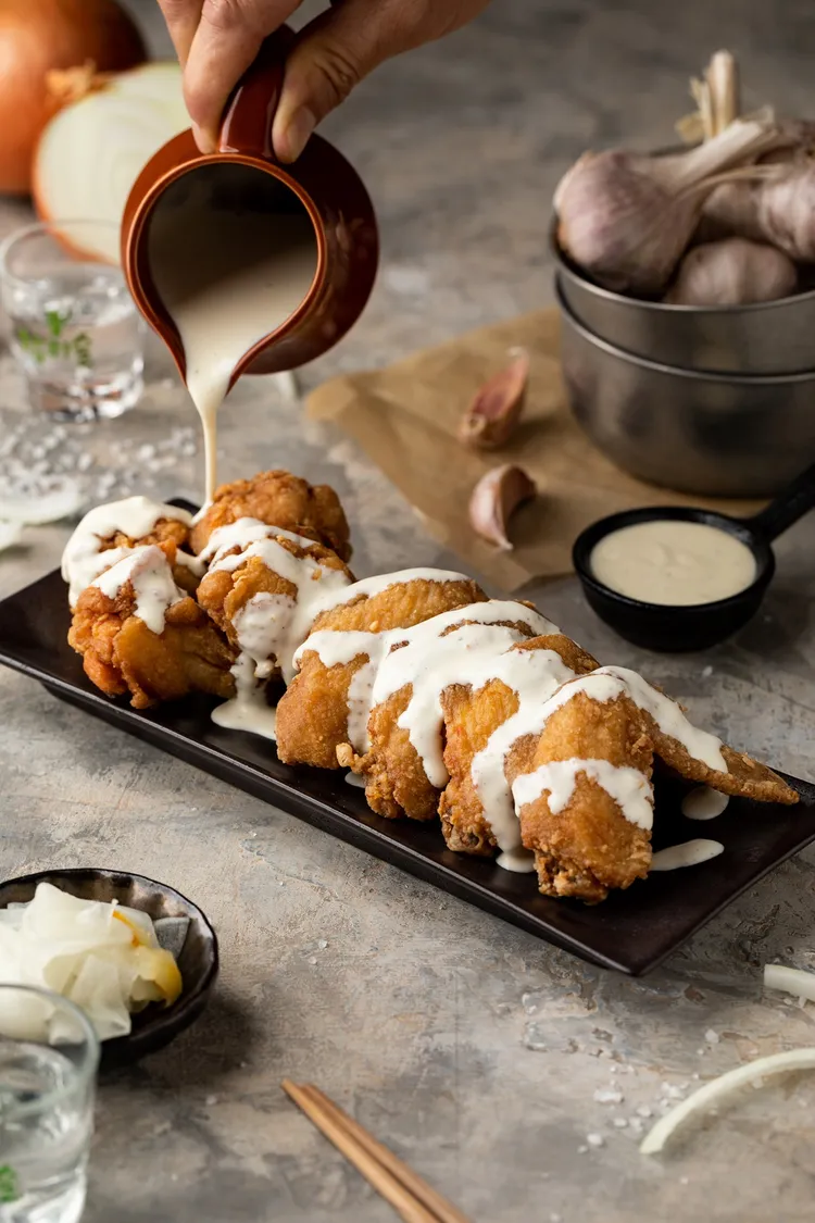 濃郁白醬澆淋上金黃酥脆的炸雞，吃起來酸甜又爽口。涓豆腐提供