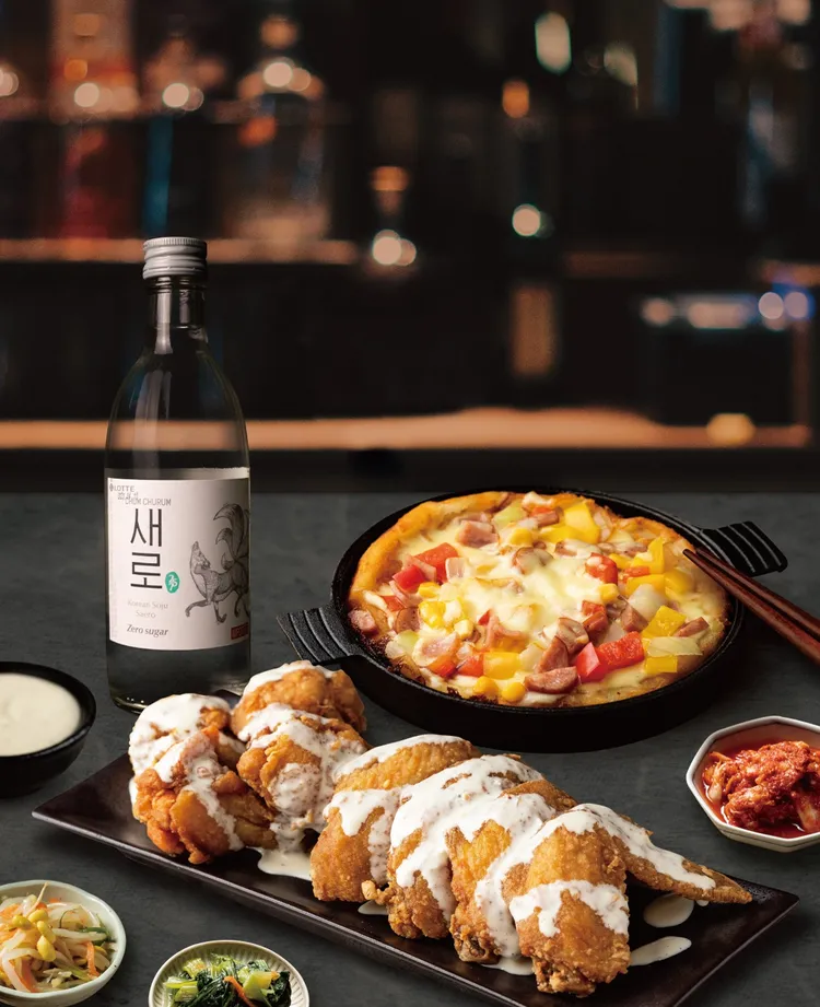 「韓味微醺」主題饗宴，以燒酒、炸雞、煎餅三大韓式圈粉料理為主軸。涓豆腐提供