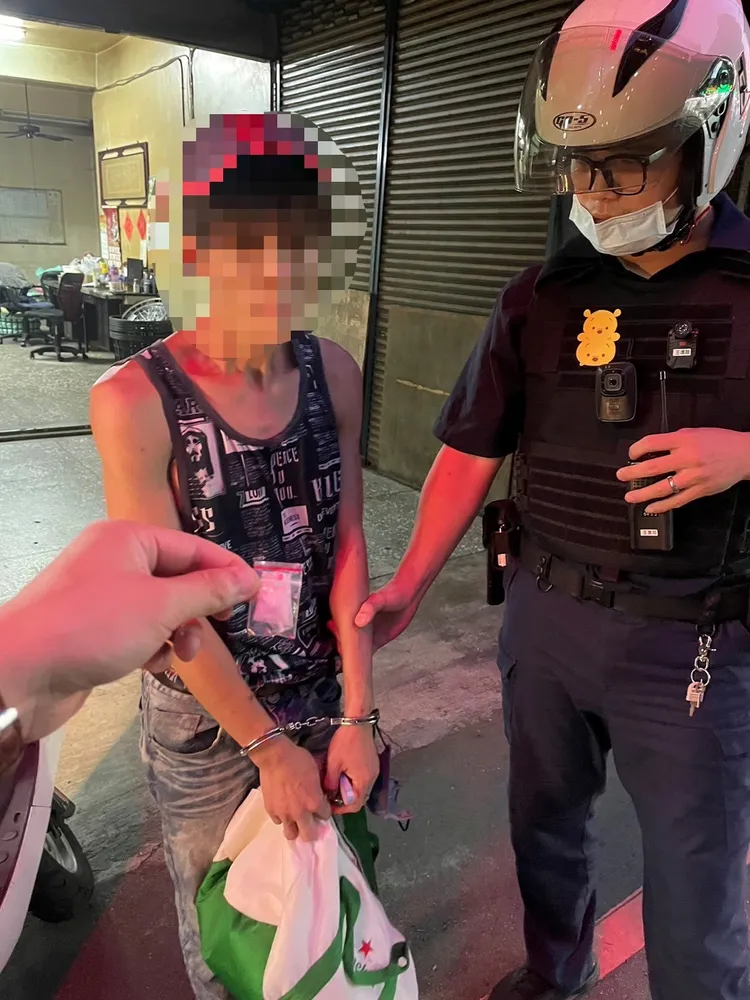 男子自以為口罩藏毒天衣無縫，仍被眼尖警員識破。翻攝畫面