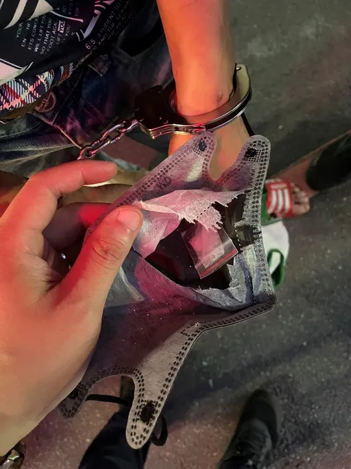 男子清晨睡不著逛大街　頻咳嗽護口罩！警鷹眼識破內層藏這東西