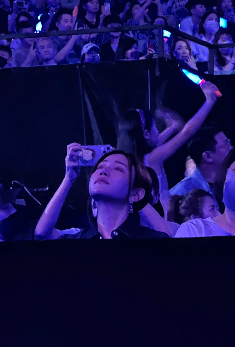 陳妍希仰頭不讓淚水滑落。讀者提供