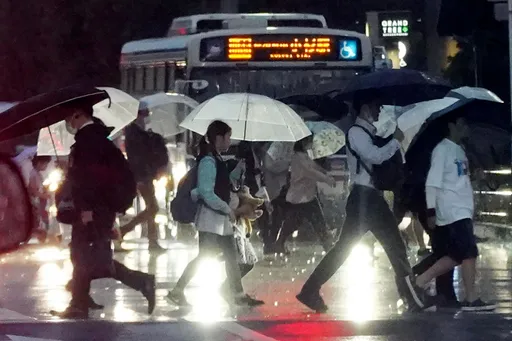 日本破紀錄暴雨！淹水1死多人被洪水沖走　新幹線停駛、旅客睡機場