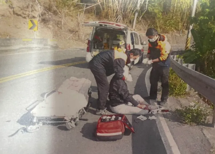 游男被纜線割頸受傷，救護車到場急救。游男提供